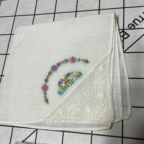 Lot of vintage handkerchiefs/linens w/embroidery and lace embellishments - Picture 4 of 16